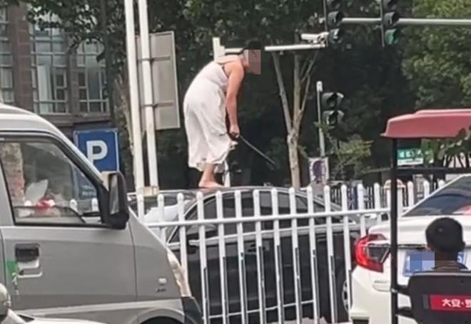 通报:系精神病发作家属愿意承担赔偿麻将胡了女子持械当街打砸多辆轿车(图1) 通报:系精神病发作家属愿意承担赔偿麻将胡了女子持械当街打砸多辆轿车(图1)